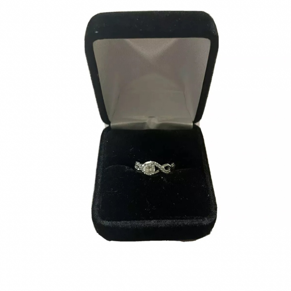 Dimond engagement ring with certificate of authenticity hmu for more close ups